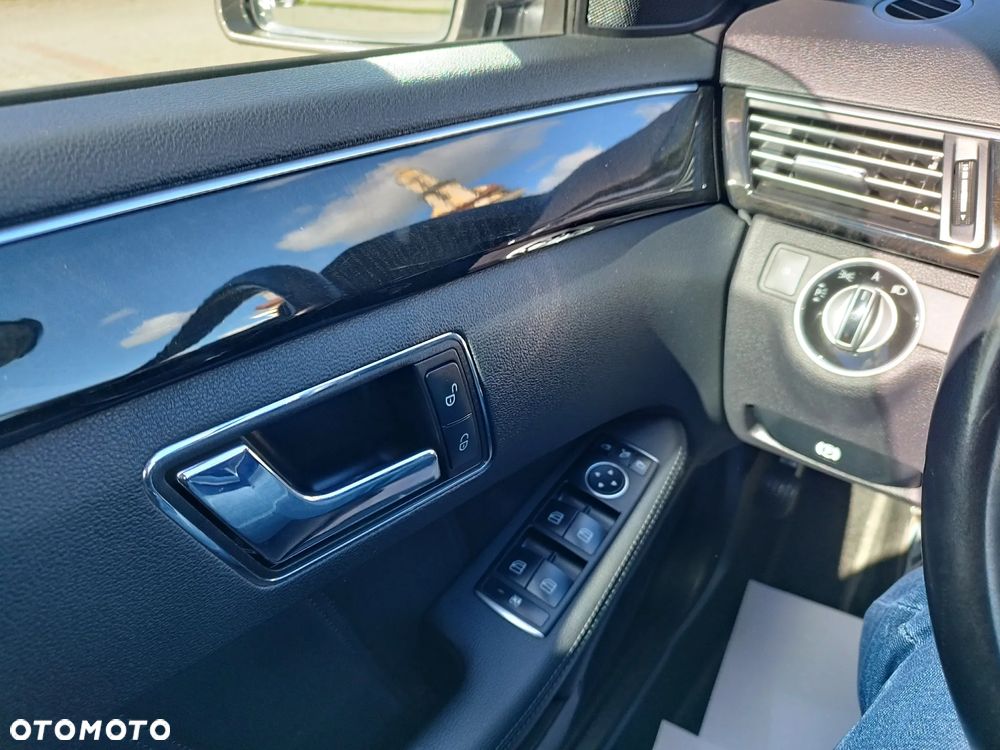 Mercedes-Benz Klasa E 200 CGI BlueEffICIENCY Avantgarde - 30