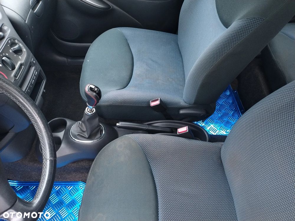 Toyota Yaris 1.0 Base - 8