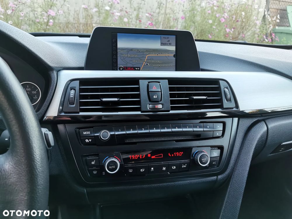 BMW Seria 3 320d xDrive - 29