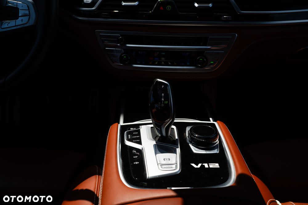BMW Seria 7 M760Li xDrive - 38