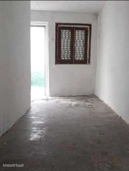 Moradia geminada a venda na rua da Amoreira, ladoeiro, castelo branco - Grande imagem: 2/11
