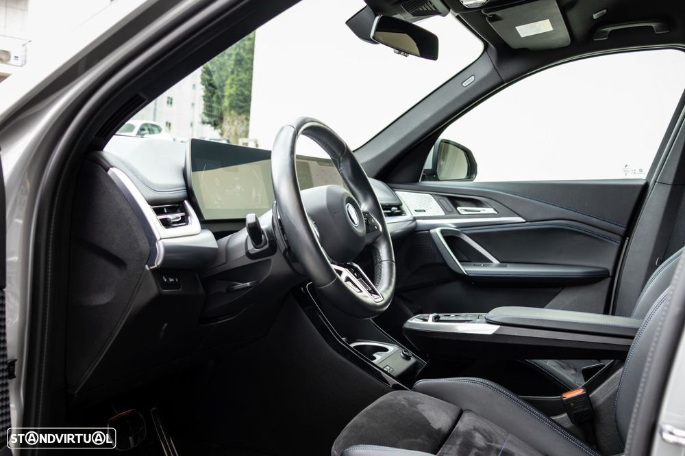 BMW iX1 eDrive20 Pack Desportivo M - 15