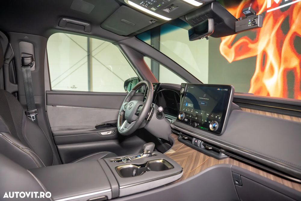Lexus LM 350h Luxury - 33