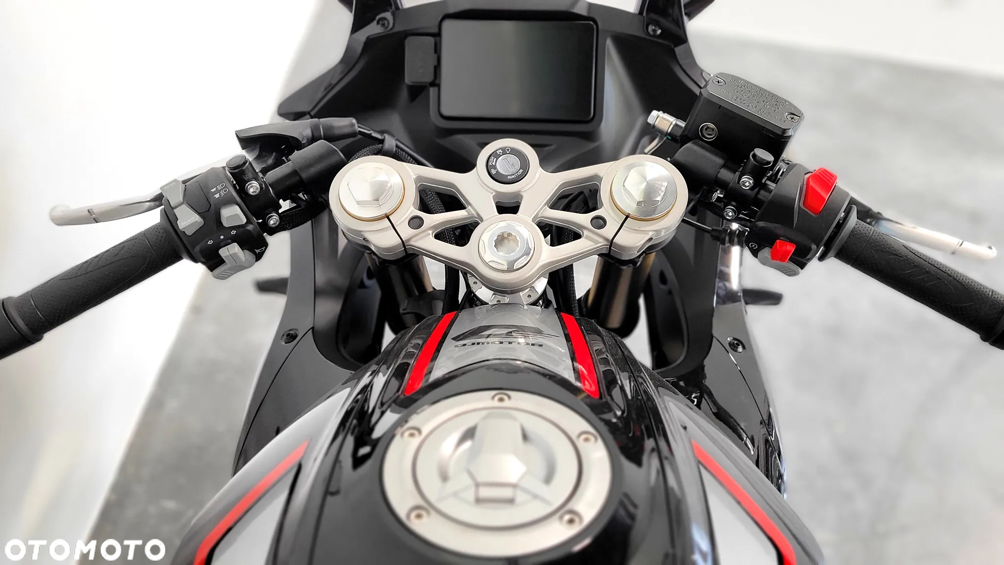 QJMOTOR SRK 125R - 11