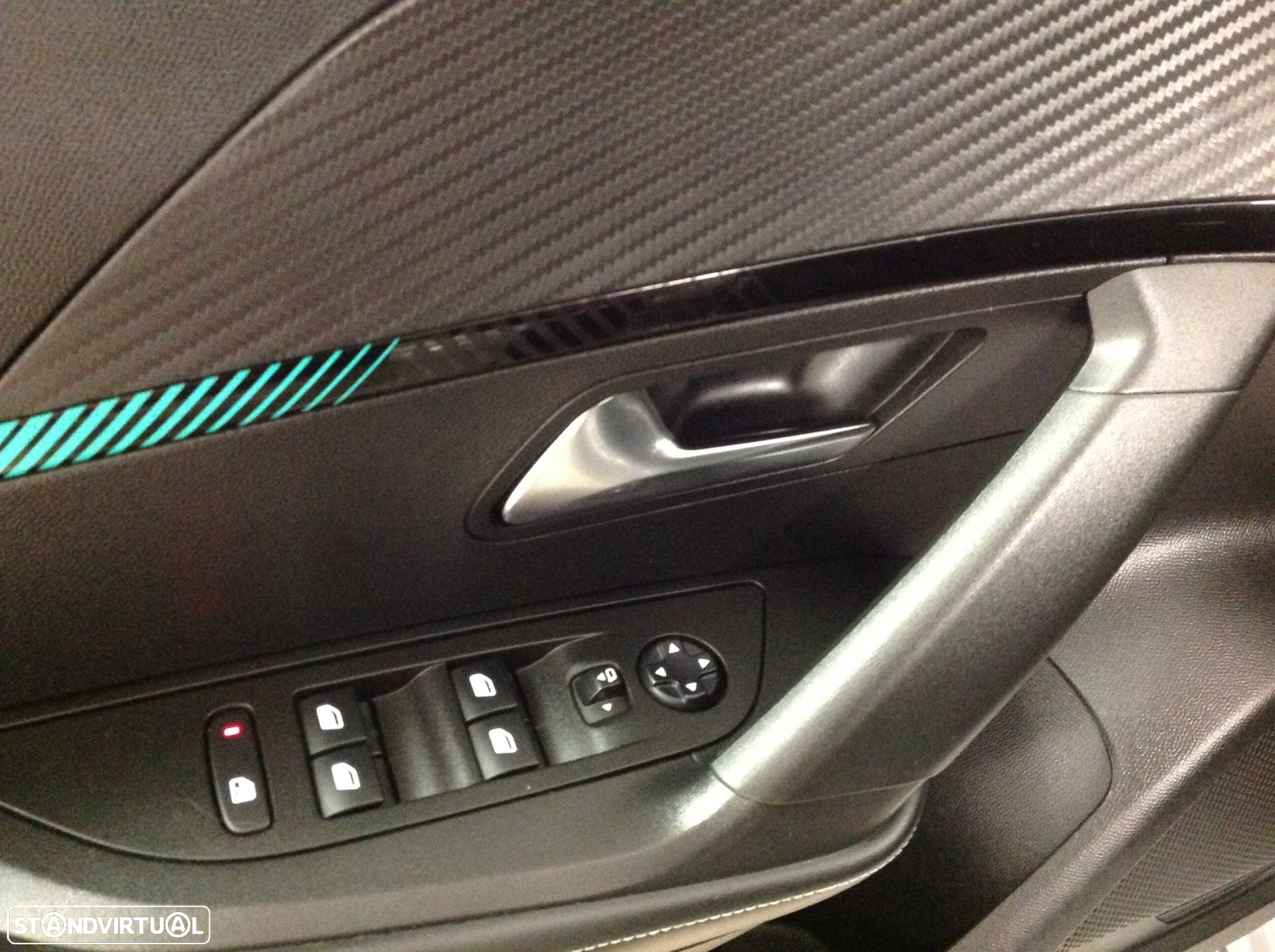 Peugeot 2008 1.2 PureTech Allure EAT8 - 28