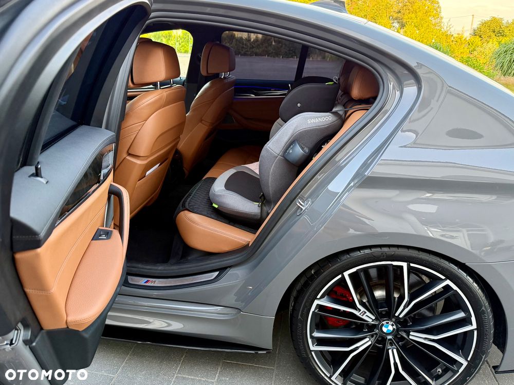 BMW Seria 5 M550i xDrive - 16