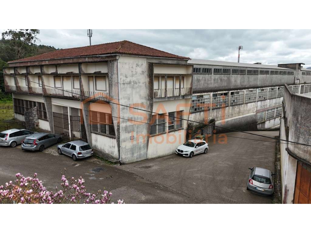 Armazém industrial de uma antiga fabrica de têxteis - Grande imagem: 5/35