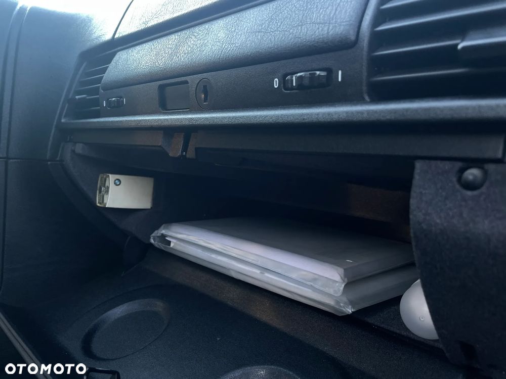 BMW Seria 3 323i - 13