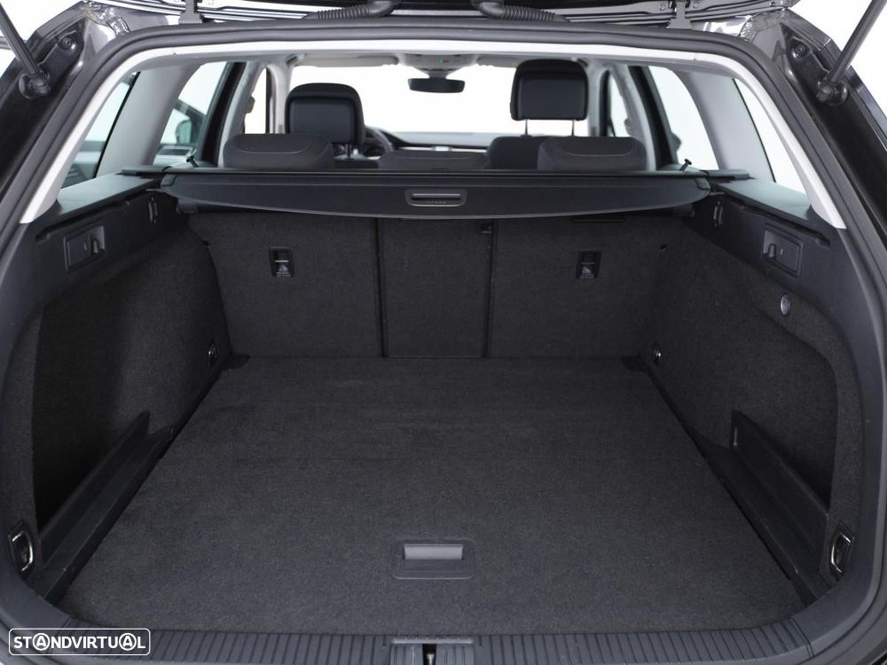 VW Passat Variant 2.0 TDI Business DSG - 12