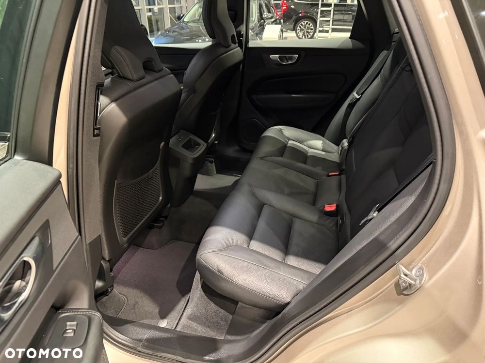 Volvo XC 60 B5 B AWD Plus Dark - 13