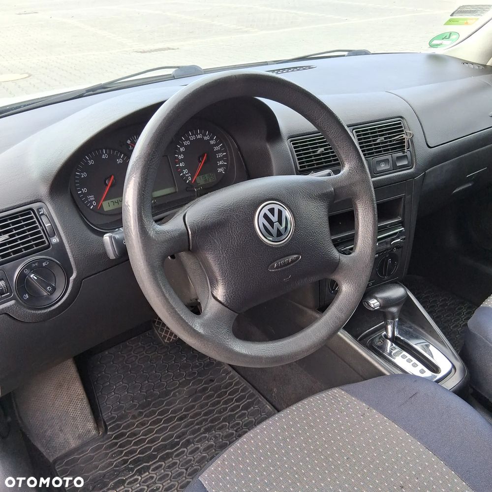 Volkswagen Golf - 8