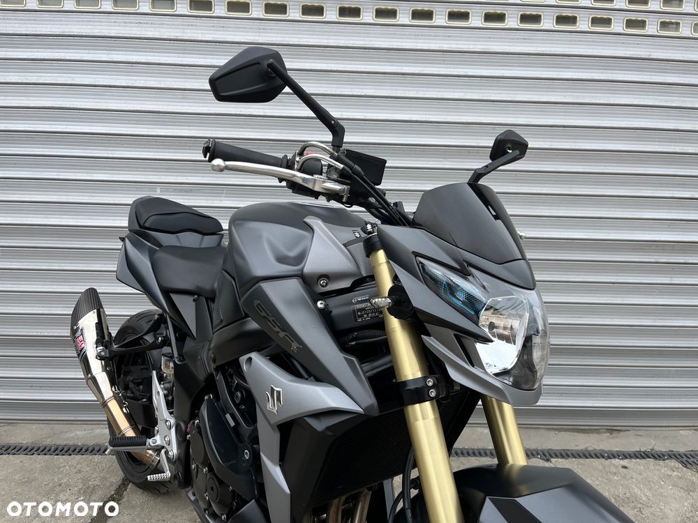 Suzuki GSR - 26