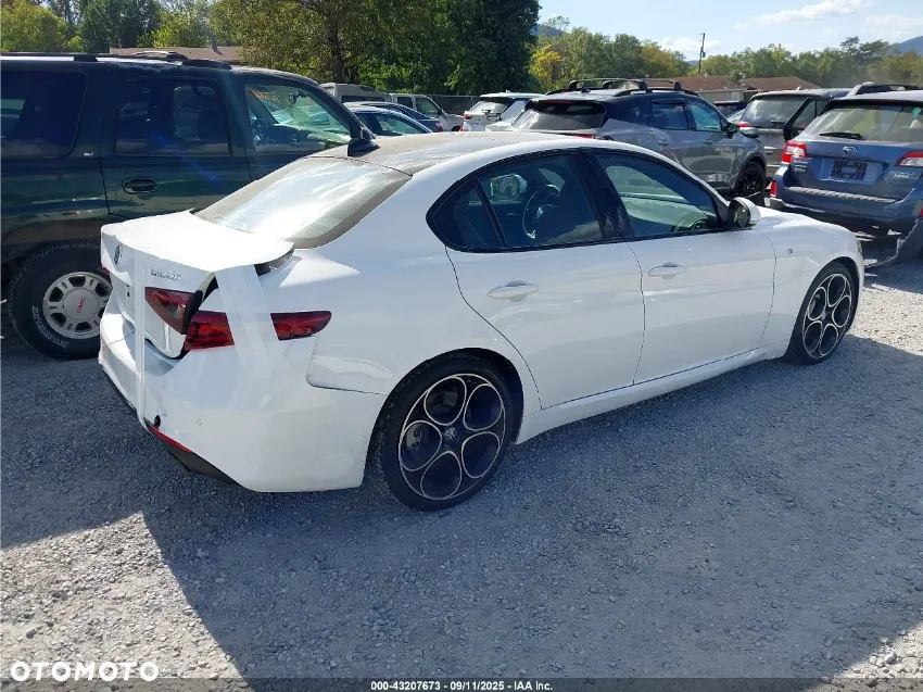Alfa Romeo Giulia 2.0 Turbo TI - 11