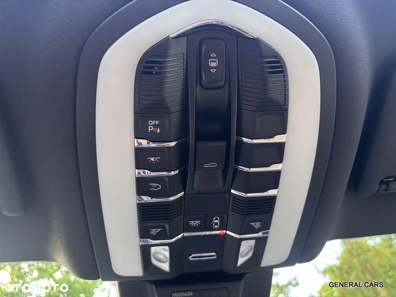 Porsche Macan - 40