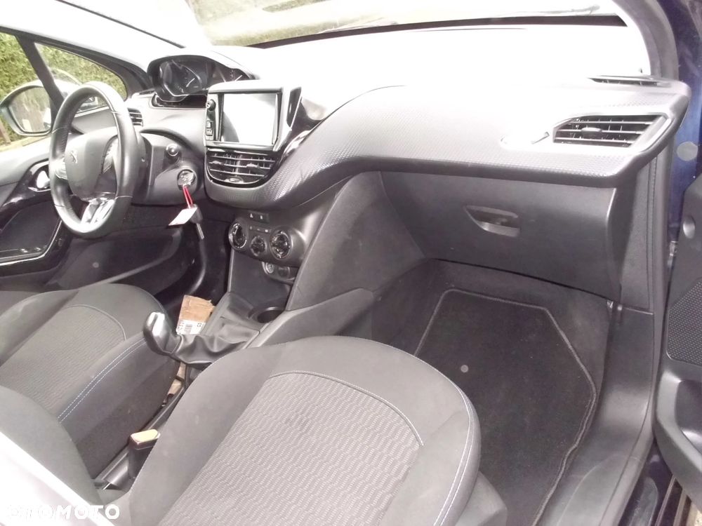 Peugeot 208 - 13