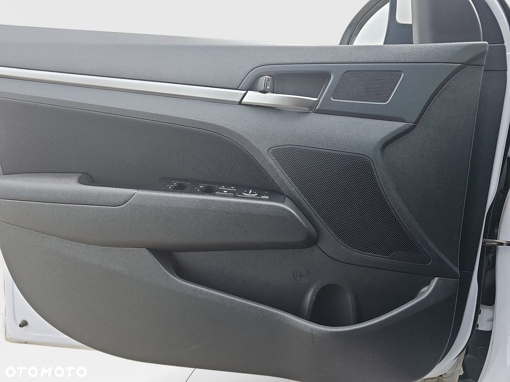 Hyundai Elantra 1.6 Comfort - 16