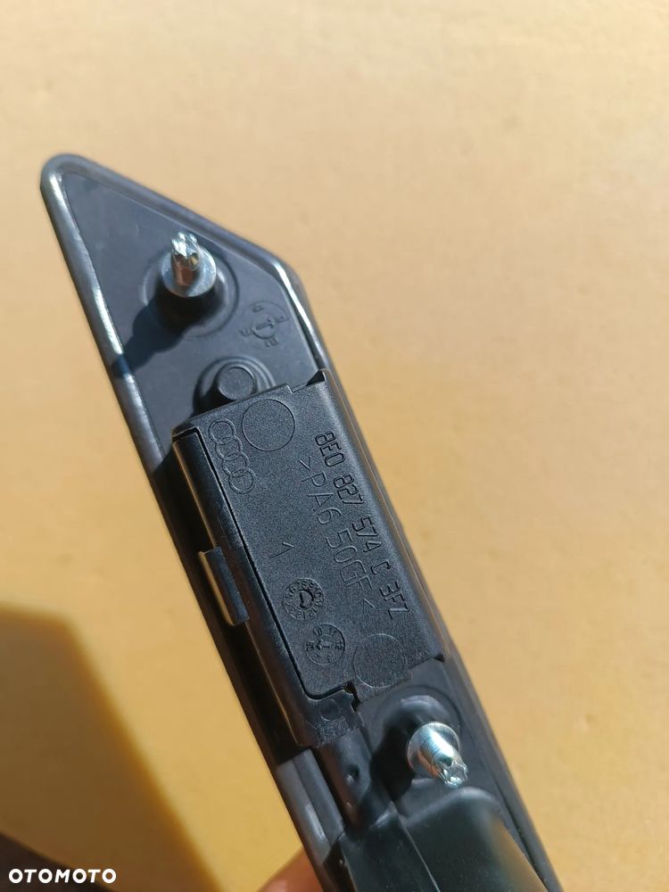 audi A8 D4 4H1 AUDI LAMPKI OŚWIETLENIE REJESTRACJI 8E0827574C LISTWA Z LAMPKAMI TYLNEJ TABLICY REJESTRACYJNEJ - 4