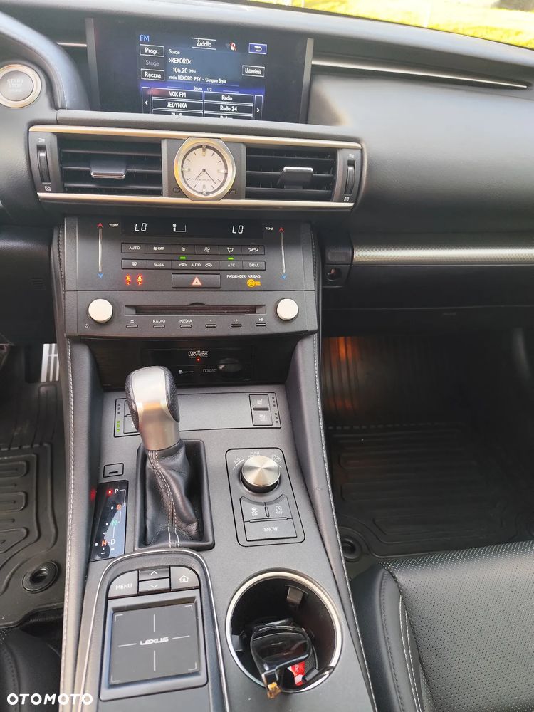 Lexus RC 200t / 300 F Sport - 17