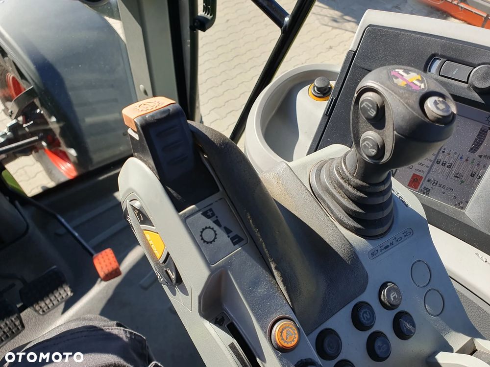 Claas Axion 820 CEBIS - 17