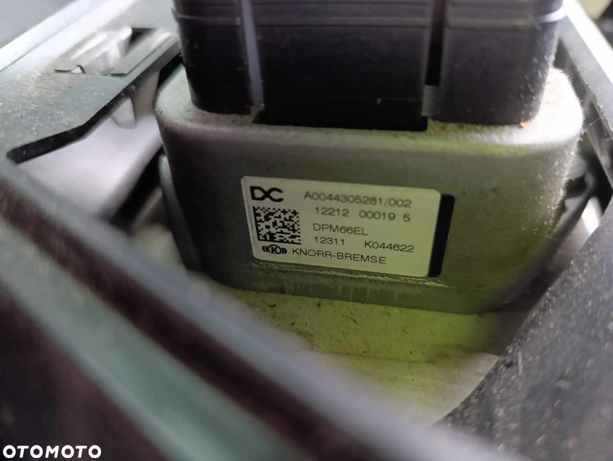 ZAWÓR DŻWIGNIA HAMULCA RĘCZNEGO MERCEDES ACTROS MP4 A0044305281 - 2