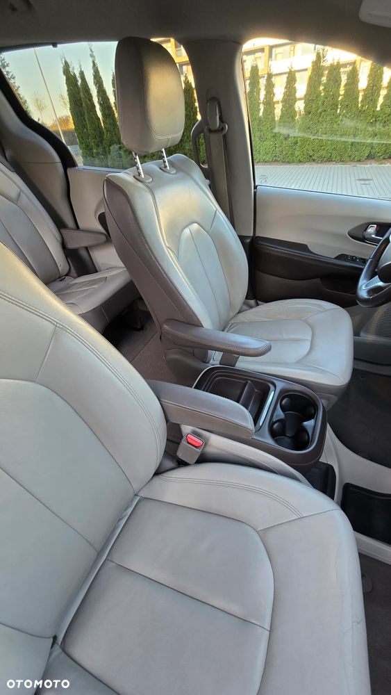 Chrysler Pacifica - 12