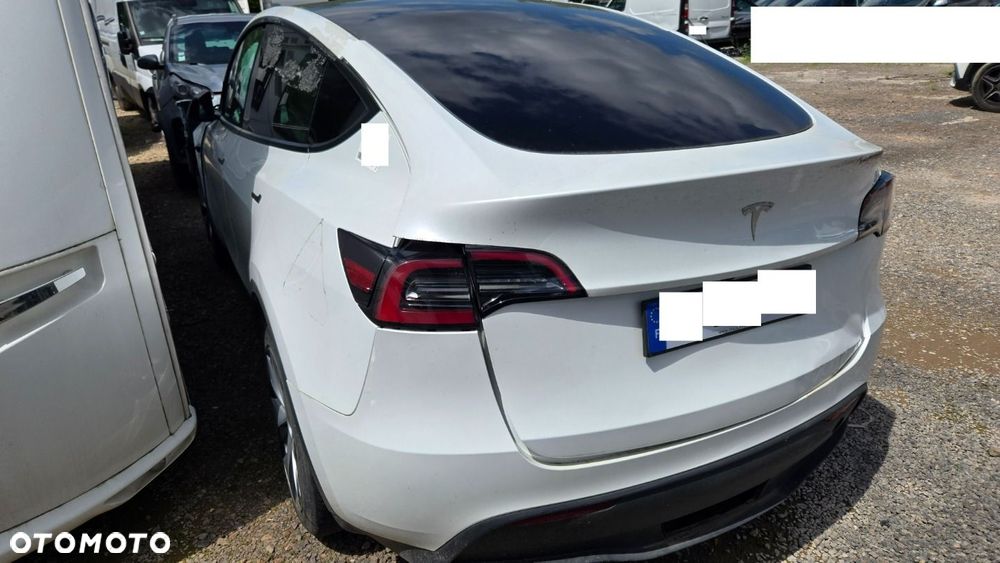 Tesla Model Y - 15