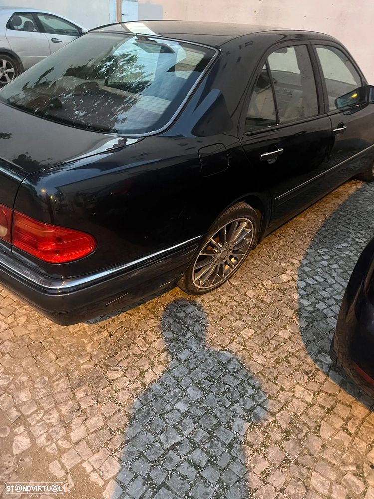 Mercedes-Benz E 220 D Elegance - 5