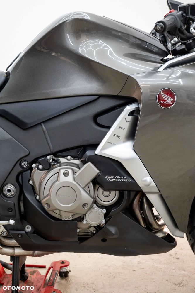 Honda VFR - 16
