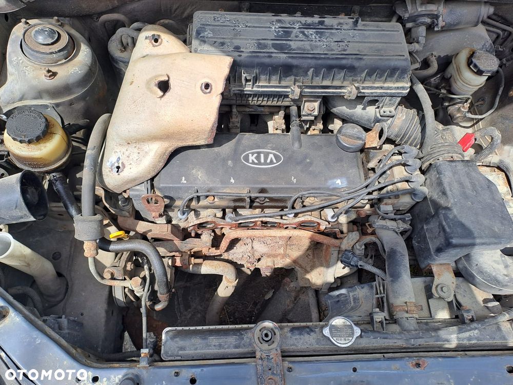Kia Rio DC (02-05r.) 1.3 B 81 KM. Silnik AUB Skrzynia ETC lakier 1C/A5C .Cały na części.GWARANCJA !!! Przód Tył Zestaw Komplet Drzwi Klapa Zderzak Błotnik Maska Grill Atrapa Szyba Pas Lampa Lusterko Boczki Fotel Kanapa Kokpit Deska Rozdzielcza Przełącznik Włącznik Sterownik Przewody Wiązka Instalacja Moduł Komputer Czujnik Listwa Pompa Alternator Wtryski Głowica Rozrusznik Kompresor Sprzęgło Dwumas Silnik Skrzynia ABS Klimatyzacji Paliwa Wspomagania Kolektor Turbina Przepustnica Zawór Chłodnica Koło Hak Belka Sanki Zawieszenie Mcpherson Półoś Amortyzator Wydech Tłumik Zacisk Most - 7