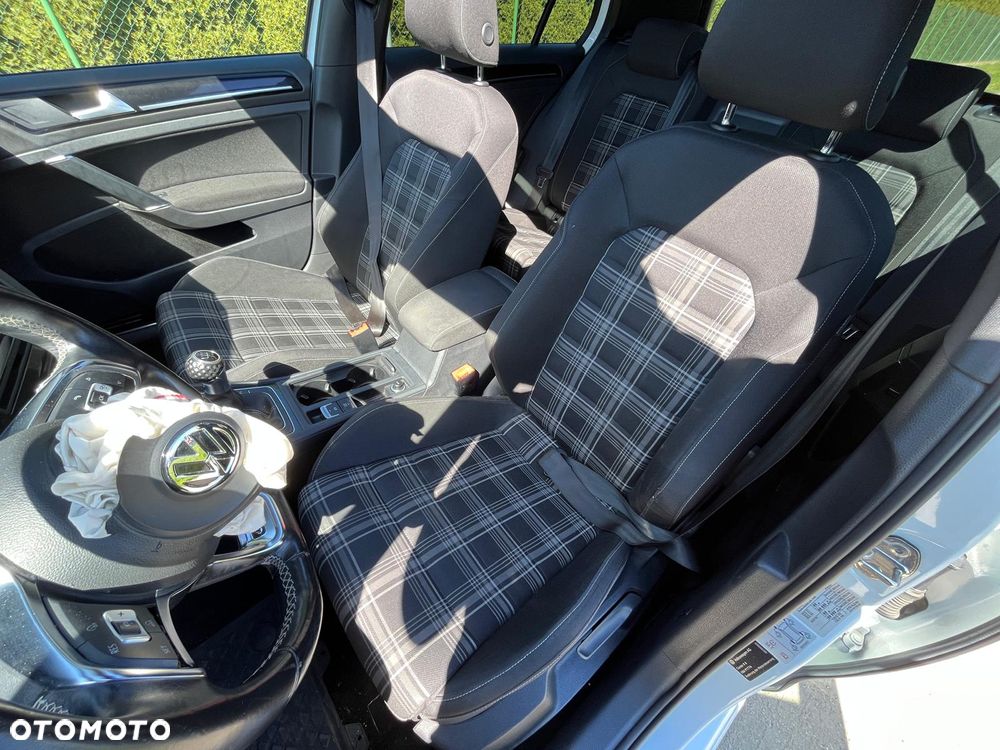 Volkswagen Golf - 10