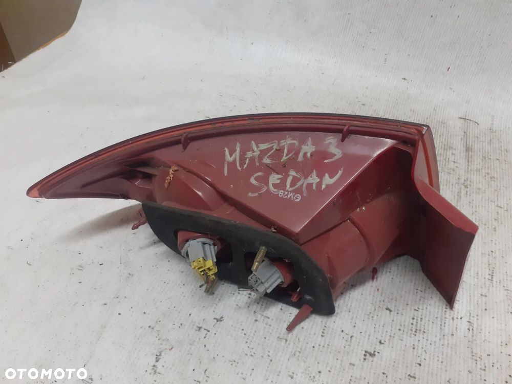 * LAMPA TYLNA PRAWA TYŁ PRAWO MAZDA 3 HB - 3