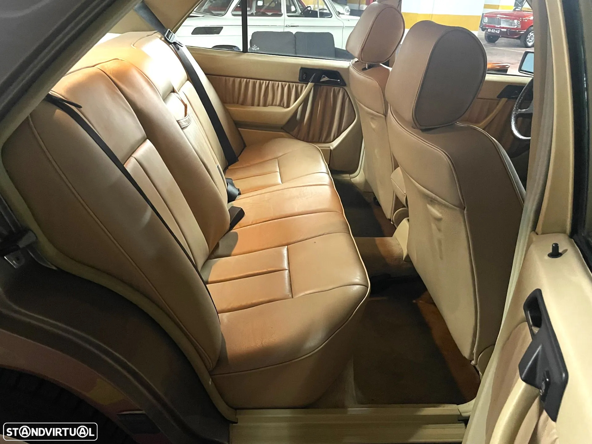 Mercedes-Benz 230 E - 12