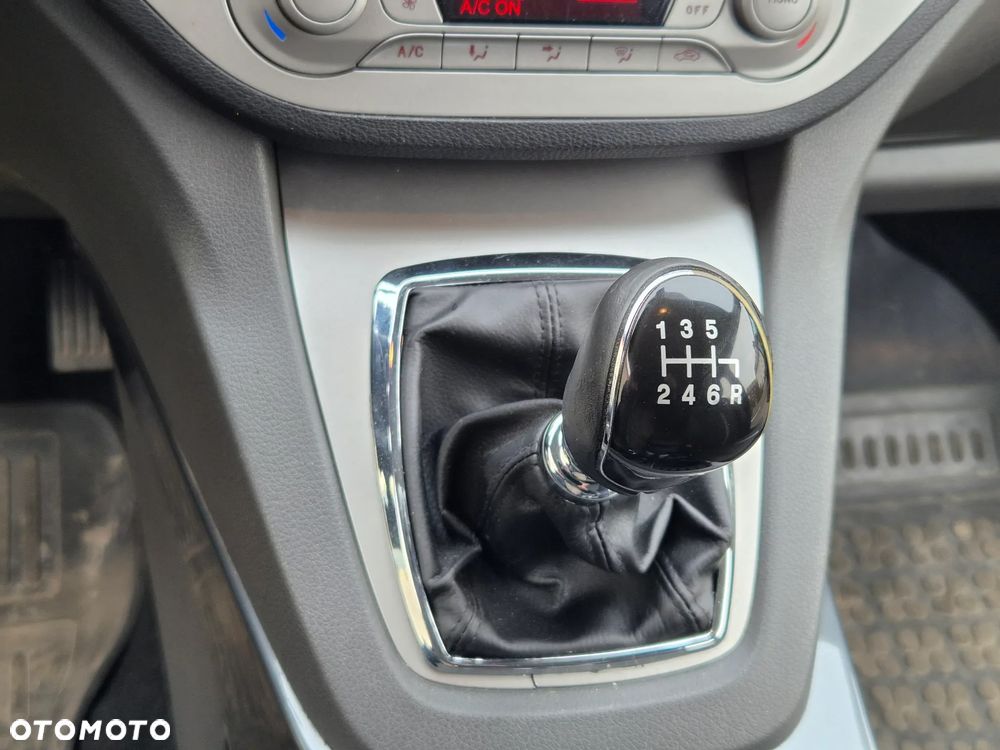 Ford Kuga 2.5 4x4 Titanium - 24