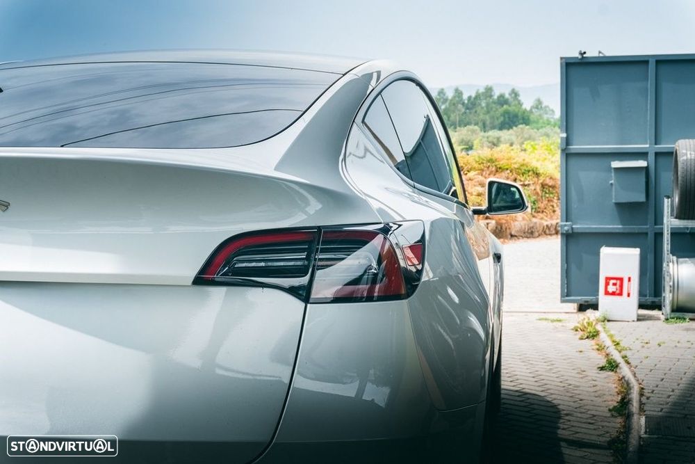 Tesla Model Y - 12