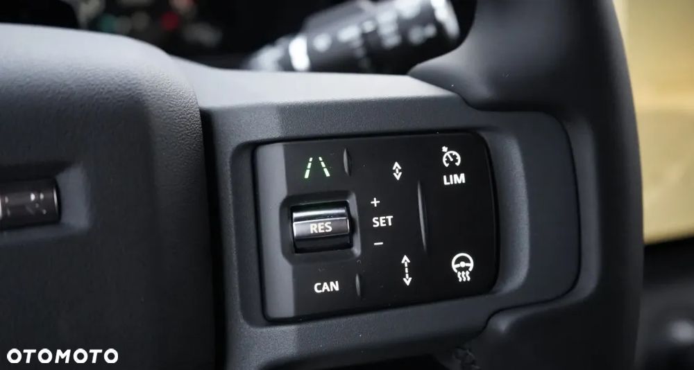 Land Rover Defender - 25