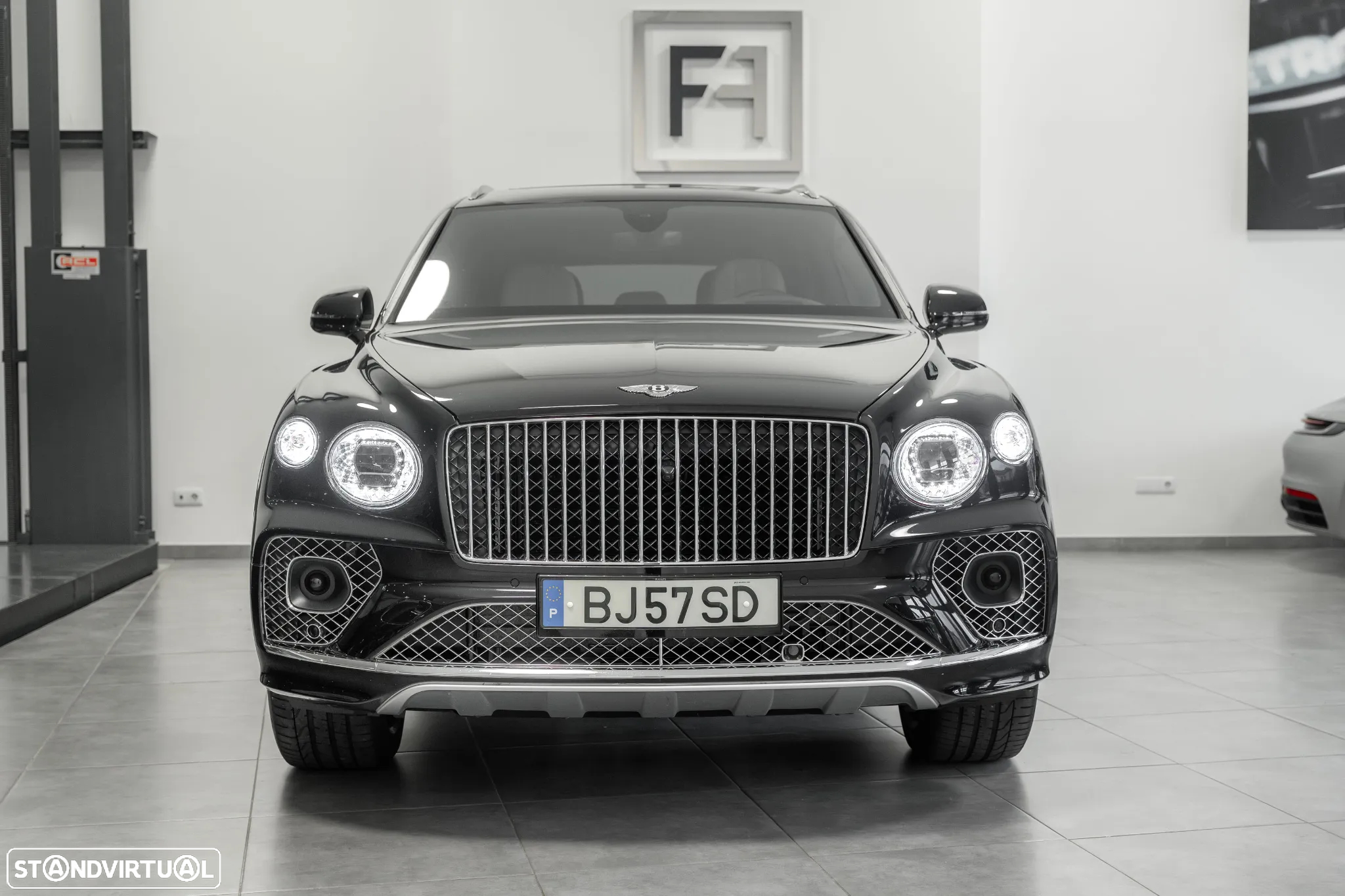 Bentley Bentayga EWB V8 Azure - 3
