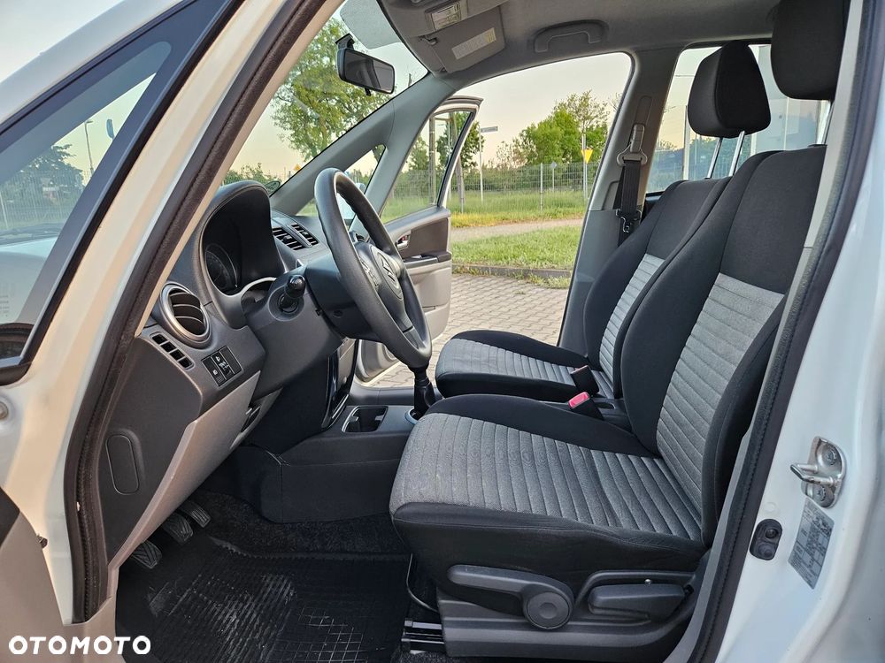 Suzuki SX4 1.6 Comfort Plus - 24