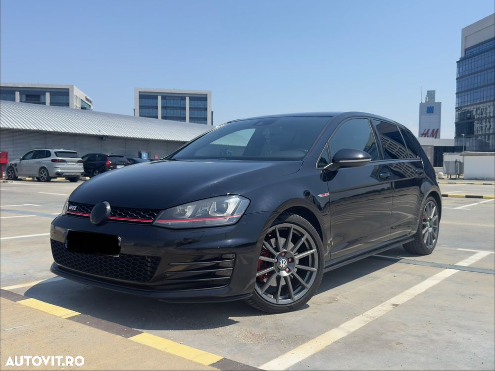 Volkswagen Golf - 1