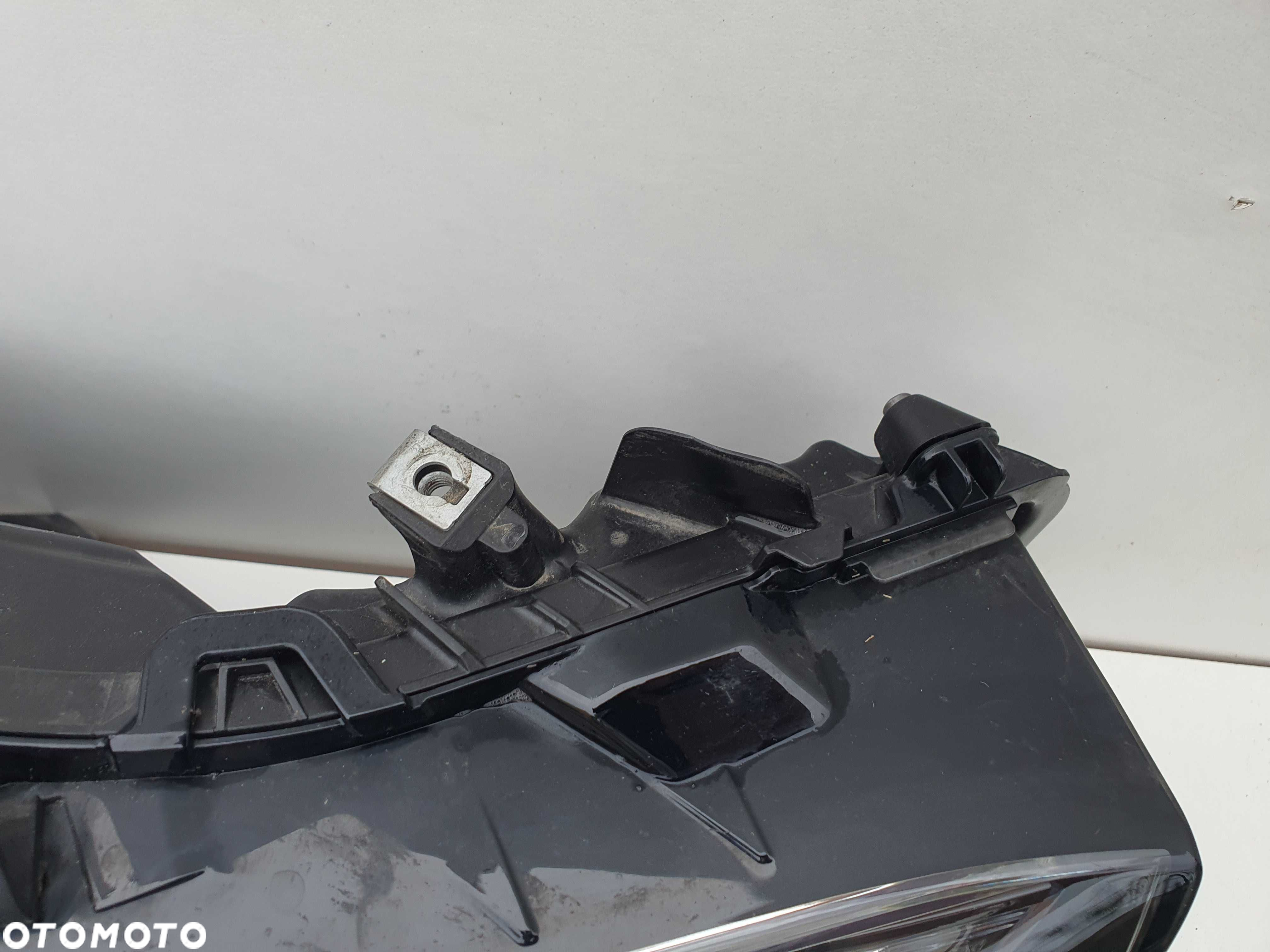 TOYOTA HIGHLANDER lampa prawa przednia EU 20-23 - 3
