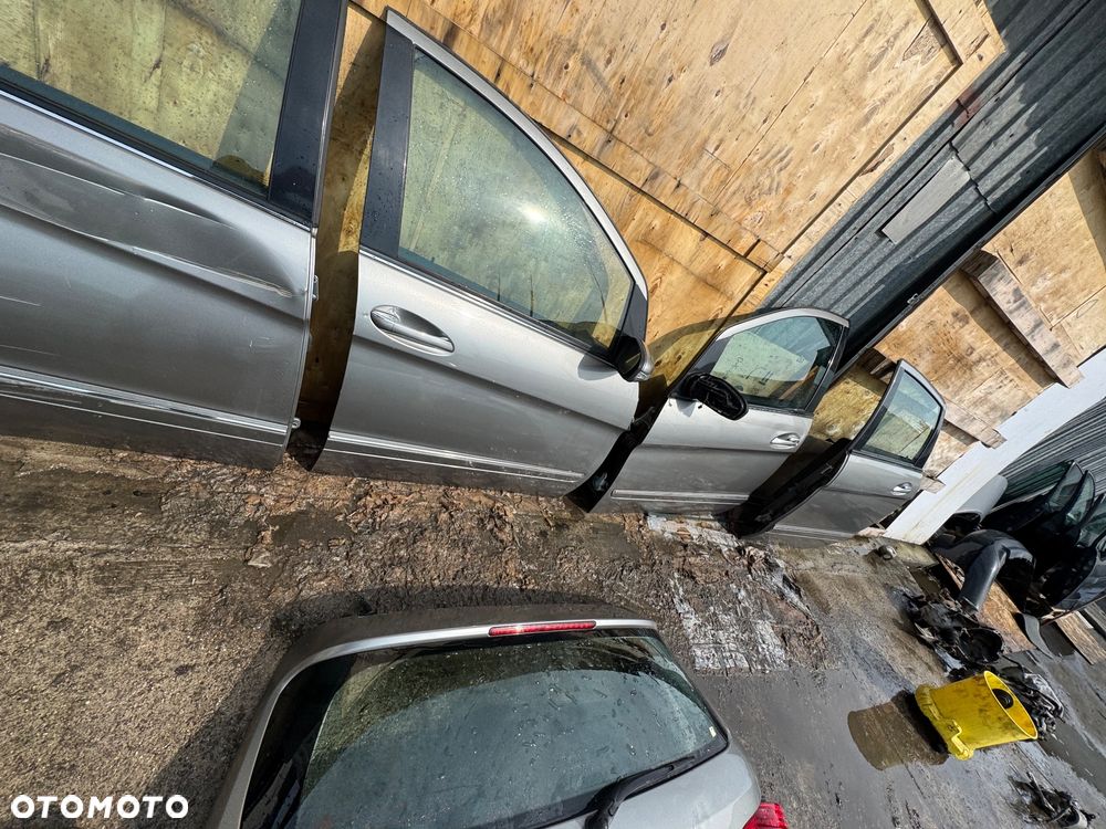 Mercedes b klasa Kolor 748 w245 benzyna manual Klima   Maska 600zl   Lampy przednie przód prawa lewa -300szt  Grill -200zl   zderzak przedni przód z chrom chromem -700zl   Pas przedni benzyna z chłodnicami wody klimy węże -900zl  podszybie -350zł   Drzwi prawe lewe przednie tylnie tył 500sztuka bez rdzy   Błotnik prawy lewy przedni przód 300zl   Klapa bagażnika klapa tył tylnia 500 zł   Zderzak tył tylni chrom 500zl   Lampy tył 100 sztuka   Próg progi -100sztuka   Belka tył tylnia 50zl - 8