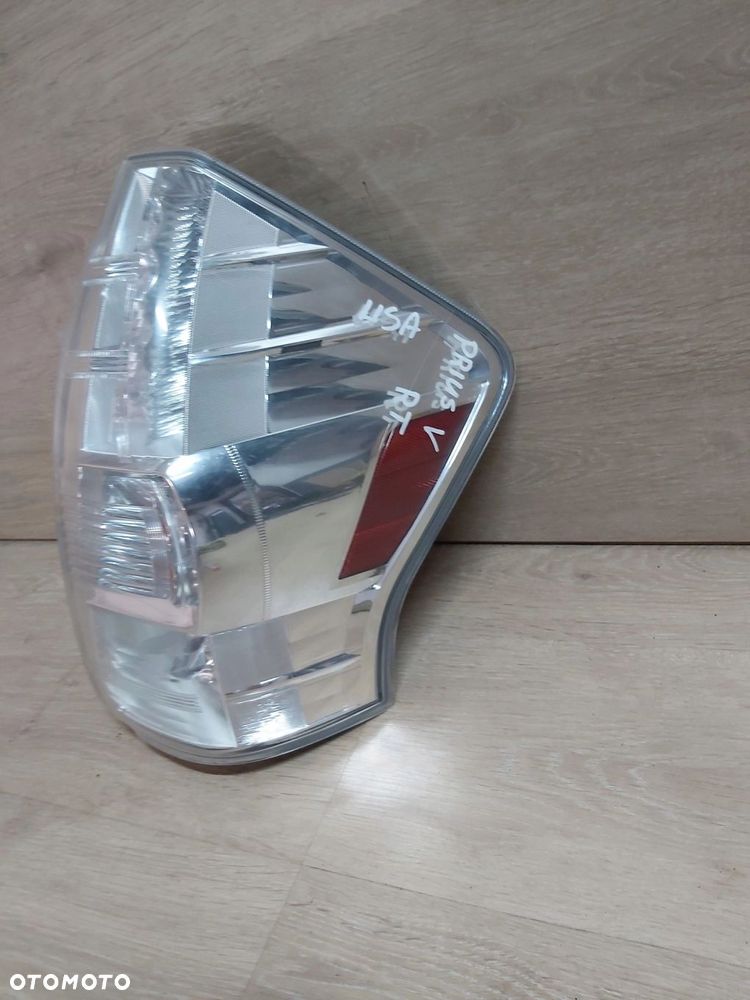 Toyota Prius PLUS lampa prawy tył USA Prius V - 2