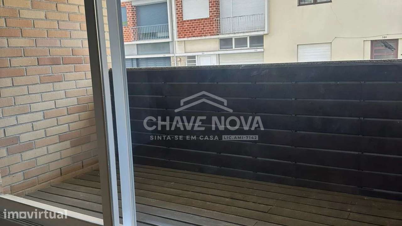 Apartamento T2 C/ Lugar de Garagem e Arrumos no Porto (Monte Burgos) - Grande imagem: 2/27