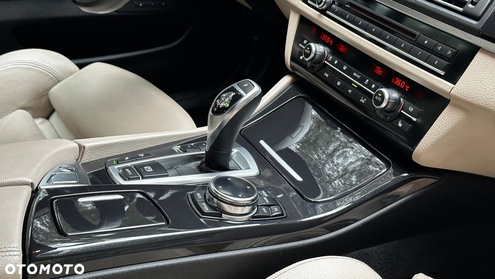 BMW Seria 5 528i xDrive Sport-Aut Luxury Line - 21
