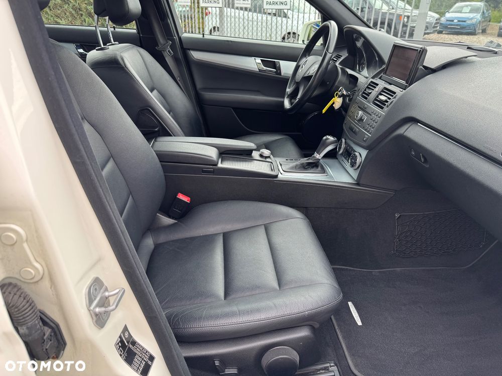 Mercedes-Benz Klasa C 300 T 7G-TRONIC Avantgarde - 29