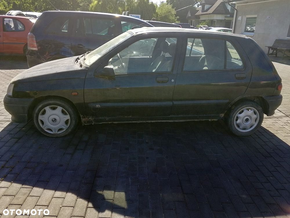 Renault Clio I (91-96r.) 1.2 B 54KM. Silnik  E7F - C174775 Skrzynia JB1046 (S646543) lakier NV676 – Pearlescent black BC.Cały na części.GWARANCJA !!! Przód Tył Zestaw Komplet Drzwi Klapa Zderzak Błotnik Maska Grill Atrapa Szyba Pas Lampa Lusterko Boczki Fotel Kanapa Kokpit Deska Rozdzielcza Przełącznik Włącznik Sterownik Przewody Wiązka Instalacja Moduł Komputer Czujnik Listwa Pompa Alternator Wtryski Głowica Rozrusznik Kompresor Sprzęgło Dwumas Silnik Skrzynia ABS Klimatyzacji Paliwa Wspomagania Kolektor Turbina Przepustnica Zawór Chłodnica Koło Hak Belka Sanki Zawieszenie Mcpherson Półoś Amortyzator Wydech Tłumik Zacisk Most - 5