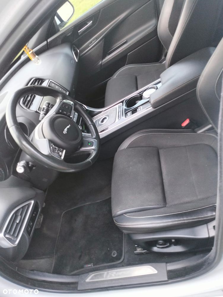 Jaguar XE 2.0 D R-Sport - 10