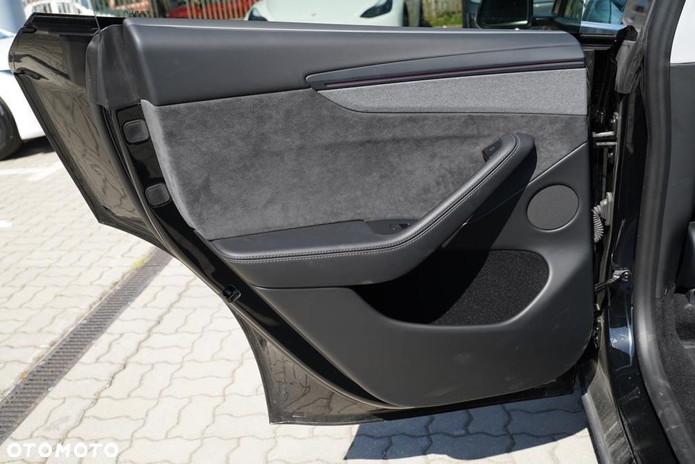 Tesla Y 83.1kWh Long Range AWD - 8