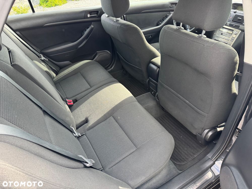 Toyota Avensis - 24