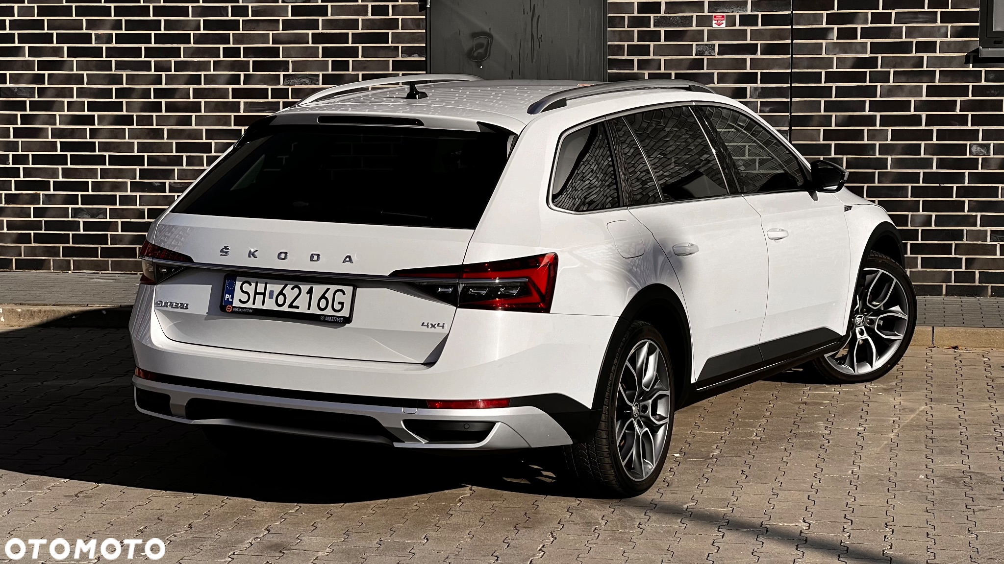 Skoda Superb Combi 2.0 TDI 4x4 DSG Scout - 18