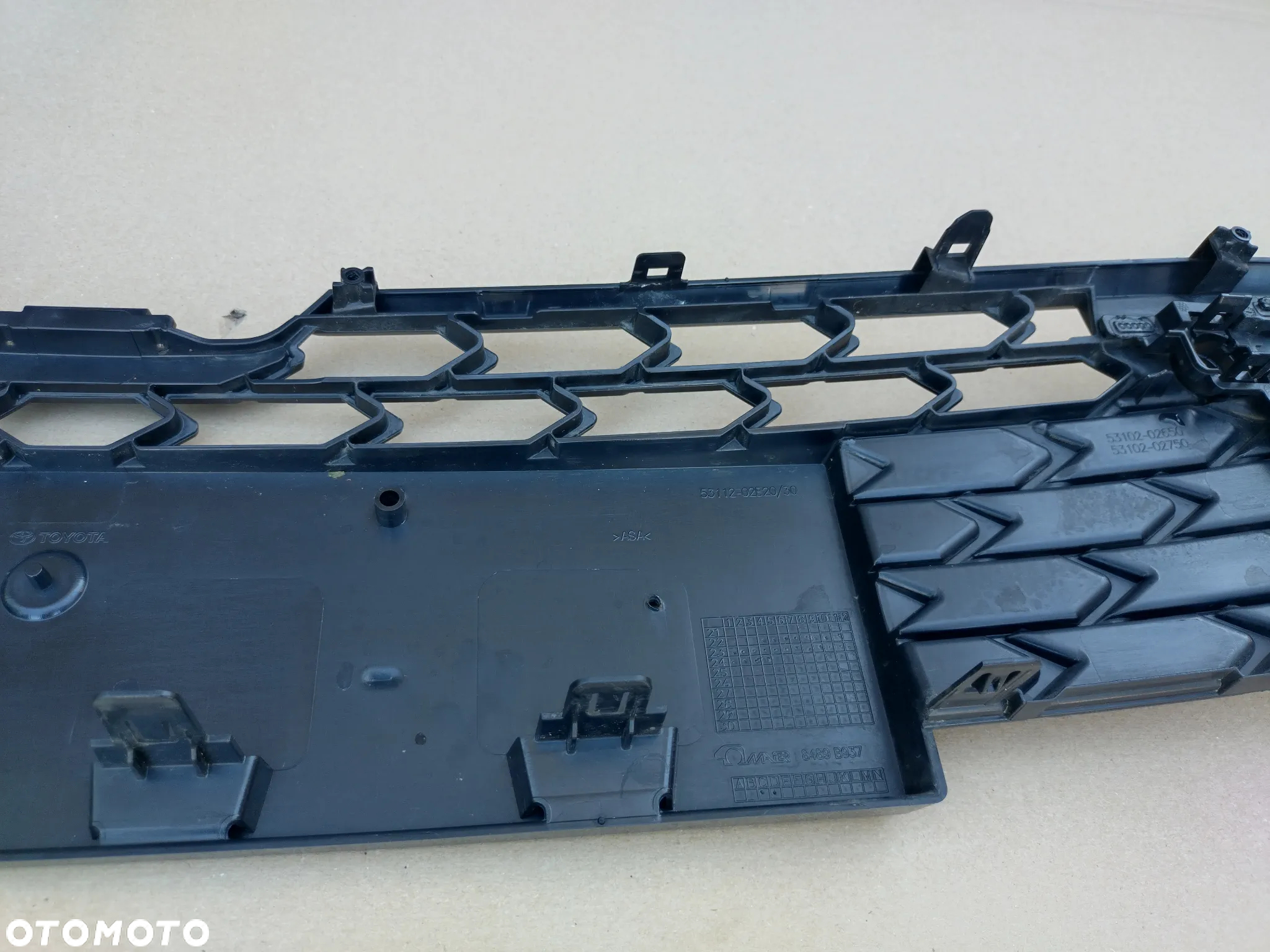 TOYOTA COROLLA E21 LIFT 23- 53112-02E20 / 30 KRATKA GÓRNA W ZDERZAK PRZÓD! ORYGINAŁ! - 11